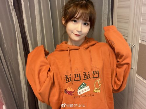 LPL联赛解说瞳夕官宣恋爱？网友：老婆又少一个！