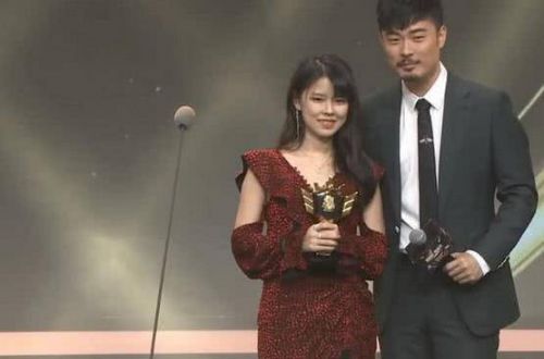 沫子改走“颜值主播”路线？黑丝OL风格后又染女团发色