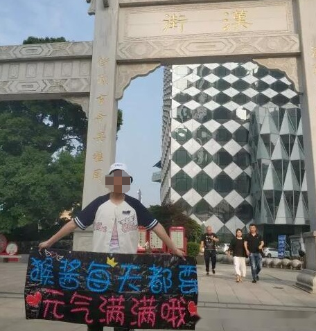 斗鱼第一卑微女主播！请水友吃海底捞，水友却当着她的面看腐团儿的腿？