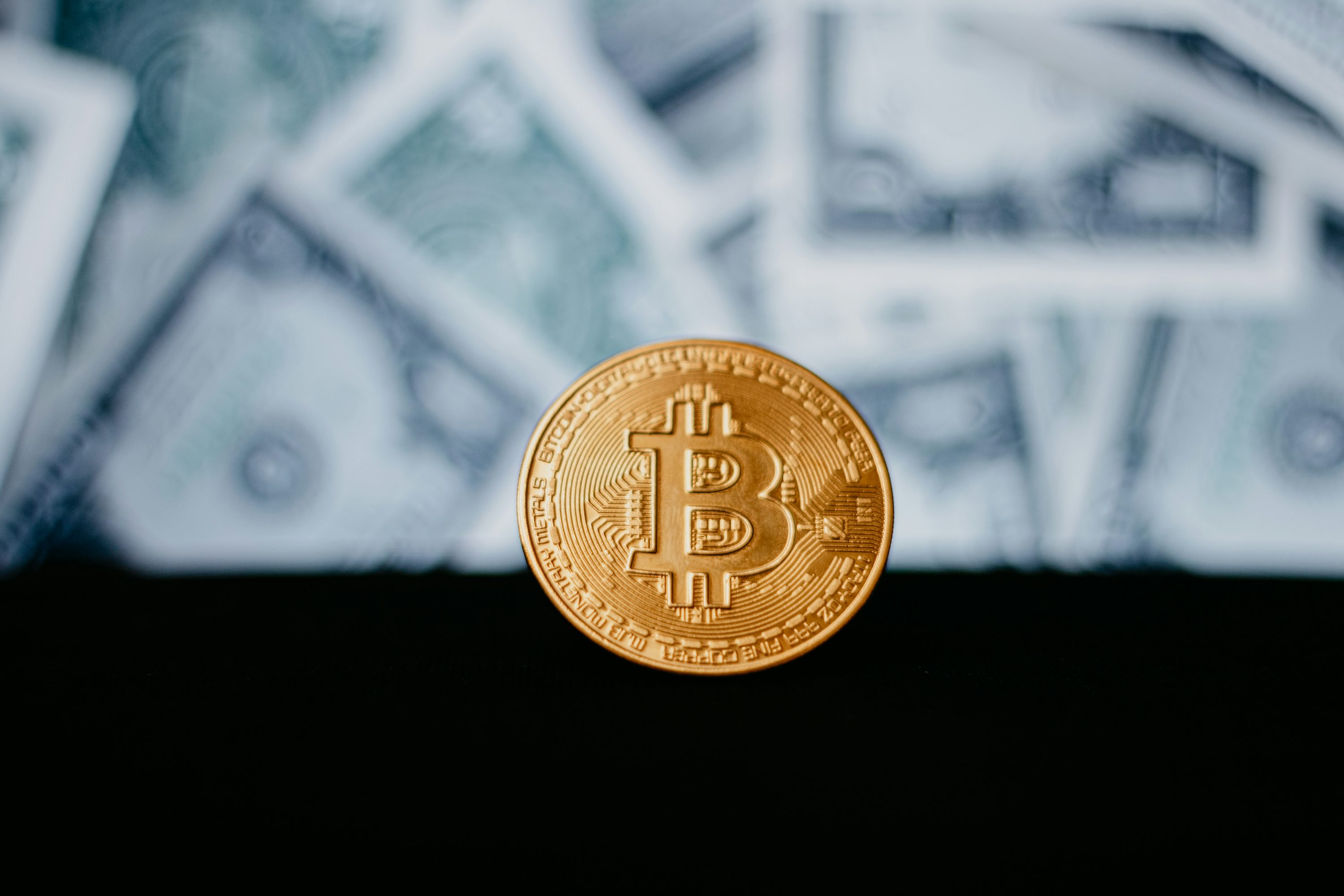 比特币稳定在10.7万美元上方 美国参议院通过4.5万亿支出法案
