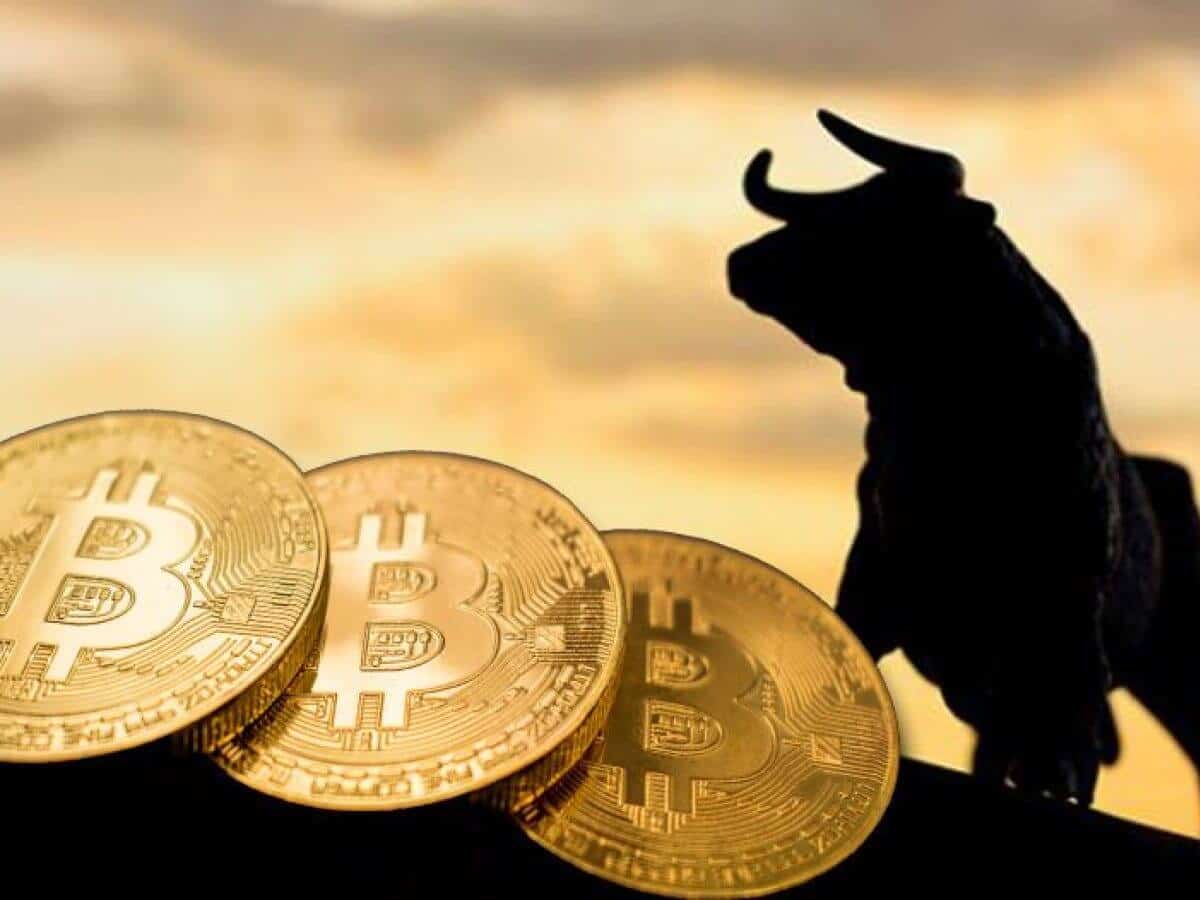 比特币强弹重返 11.2 万美元！分析师：「慢牛」格局成形、牛市远未结束