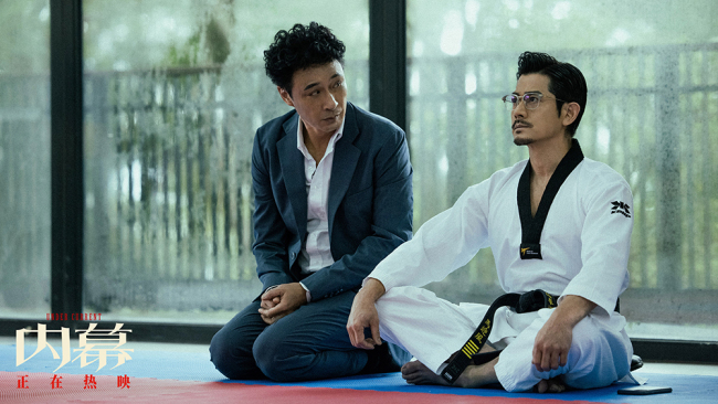 电影《内幕》曝&ldquo;天台追捕&rdquo;正片片段 吴镇宇张文杰上演极限飞跃