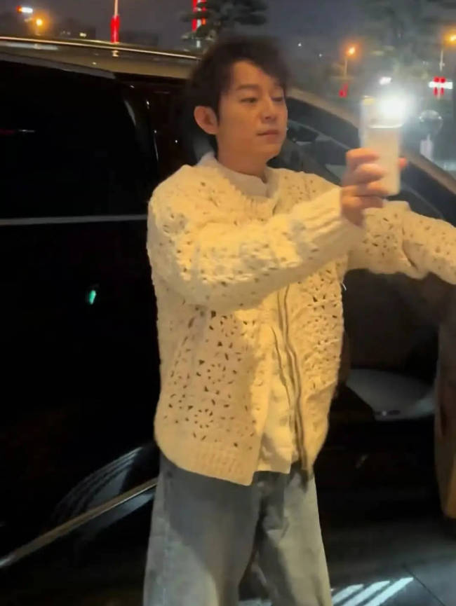 何炅私人行程遭&ldquo;私生饭&rdquo;围堵！打开闪光灯反拍