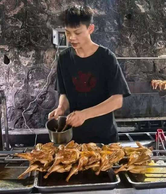 《烤鸡少年》近30日涨粉超50万-广告报价与争议事件全解读