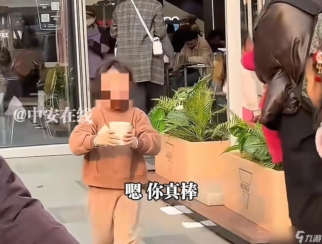 小女孩端水小心走路，被路过女孩故意打翻！事后对方态度不诚恳