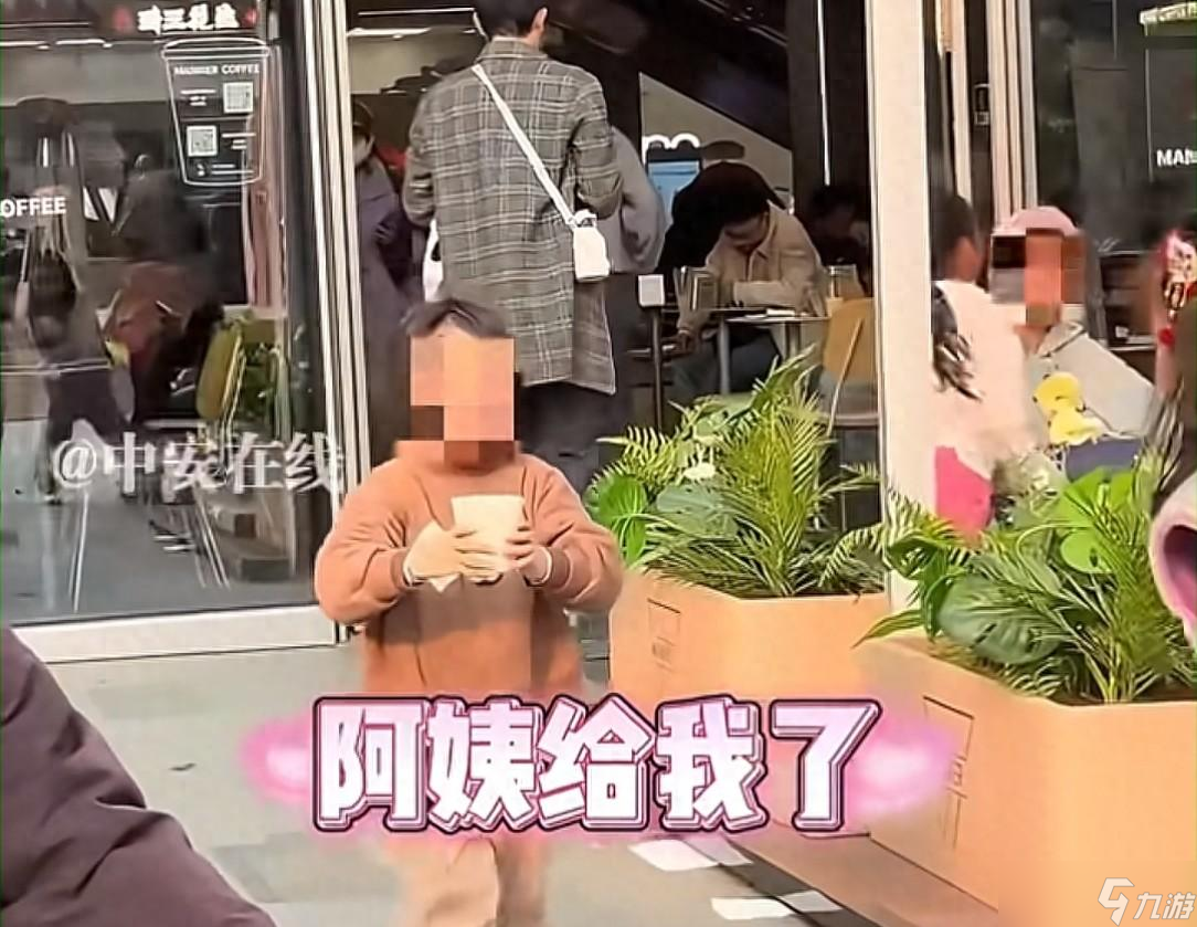 小女孩端水小心走路，被路过女孩故意打翻 事后对方态度不诚恳