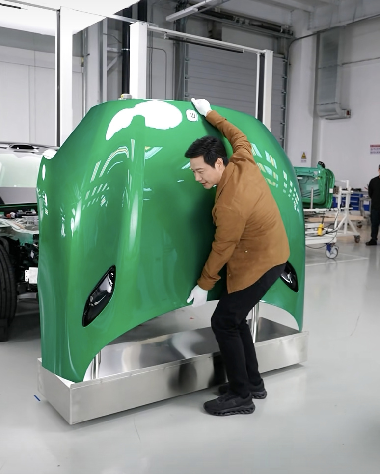 小米 YU7 为何采用长车头？雷军称好看且更安全，现场搬起前机盖