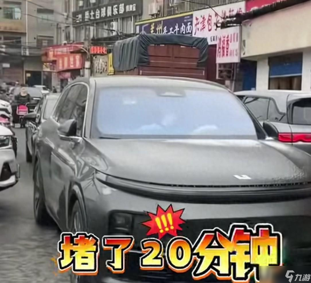 女子车停路中间致堵车20分钟,被路人质问反怼:狗叫什么?挪一遍了