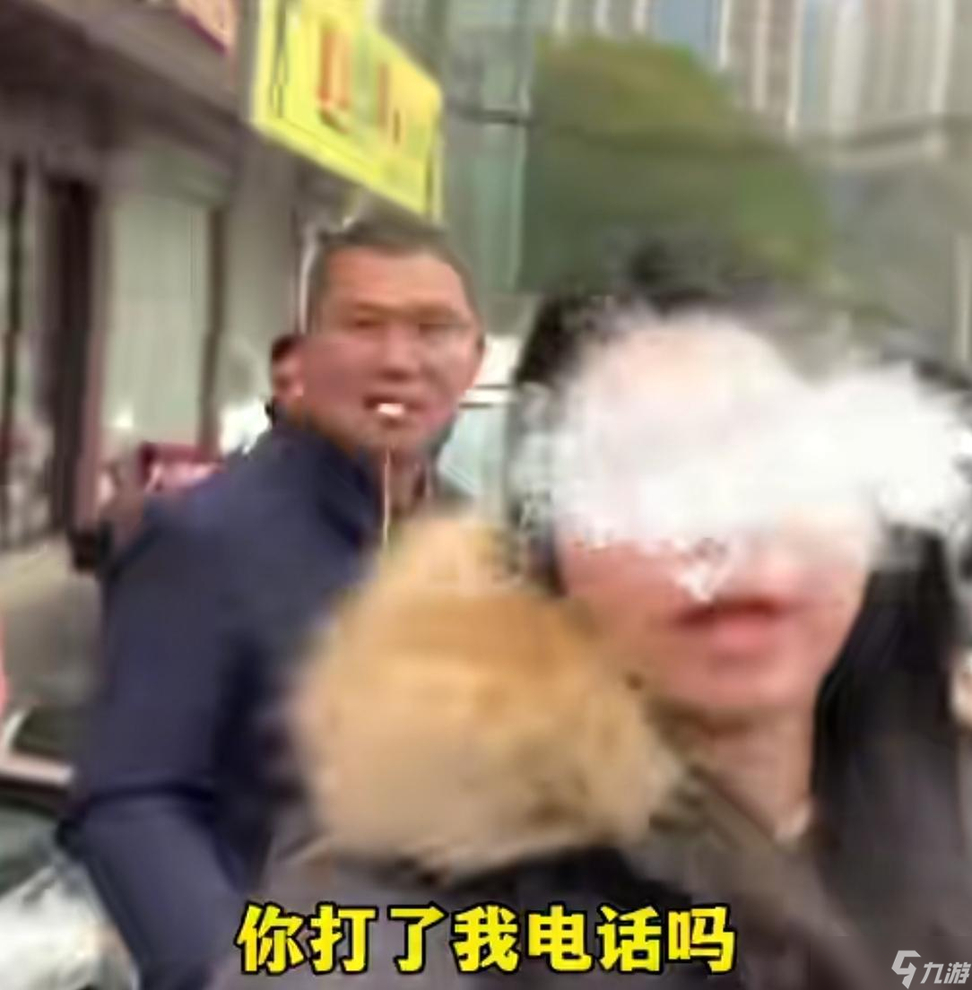 女子车停路中间致堵车20分钟,被路人质问反怼:狗叫什么?挪一遍了